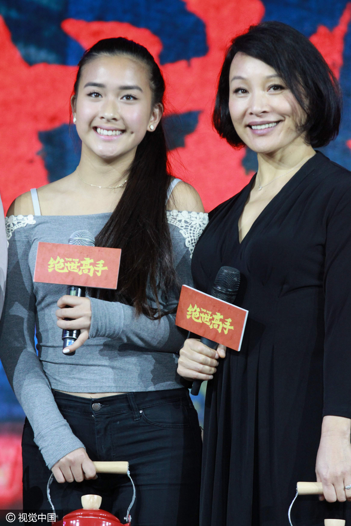 作为华人在好莱坞最有名气的女演员之一，陈冲的情路却曾遇坎坷，有过一段失败的婚姻。她的第一任丈夫是好莱坞的身段教练，在陈冲刚到美国发展和生活的时候给了她很大的帮助，因为生活背景和理念的不同最终离婚收场。后来，陈冲遇到了现在的丈夫彼得，一名心脏科的医生，儒雅彬彬有礼，打动了陈冲的芳心，1992年两个人结婚。如今陈冲和彼得已经结婚24年了，依然是十分恩爱。