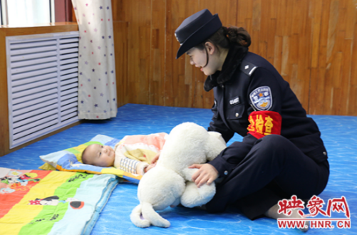 郑州铁路公安处商丘站派出所探望福利院儿童