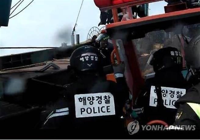 韩国仁川海洋警备安全署9日表示,一艘中国渔船7日在仁川市瓮津郡小青岛海域时涉嫌非法捕鱼,撞沉韩国海警快艇后逃逸。
