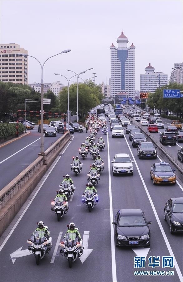 9月12日，首都交警铁骑队驾驶着春风650型警用摩托车在北京二环路上执勤。 当日上午，北京公安交管部门新组建的首都交警铁骑队正式亮相，首批185名铁骑交警将驾驶警用摩托车上路执勤。为进一步提高路面动态管控、快速反应、快速处置能力，北京交管部门在保持基层交通执勤大队原有摩托车配置的基础上，从城区各交通支大队选拔优秀中青年交警组成了首都交警铁骑队伍，主要承担全市环路、城市主干道、繁华商圈的高峰疏导和事故快处、道路巡控处突、动态交通违法查处以及其他临时性紧急任务。 新华社记者 殷刚 摄