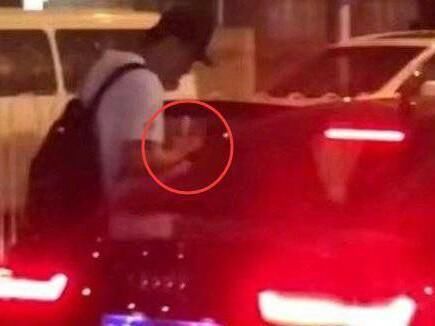 郑爽男友张恒接郑爽下班,一个细节,看来郑爽遇