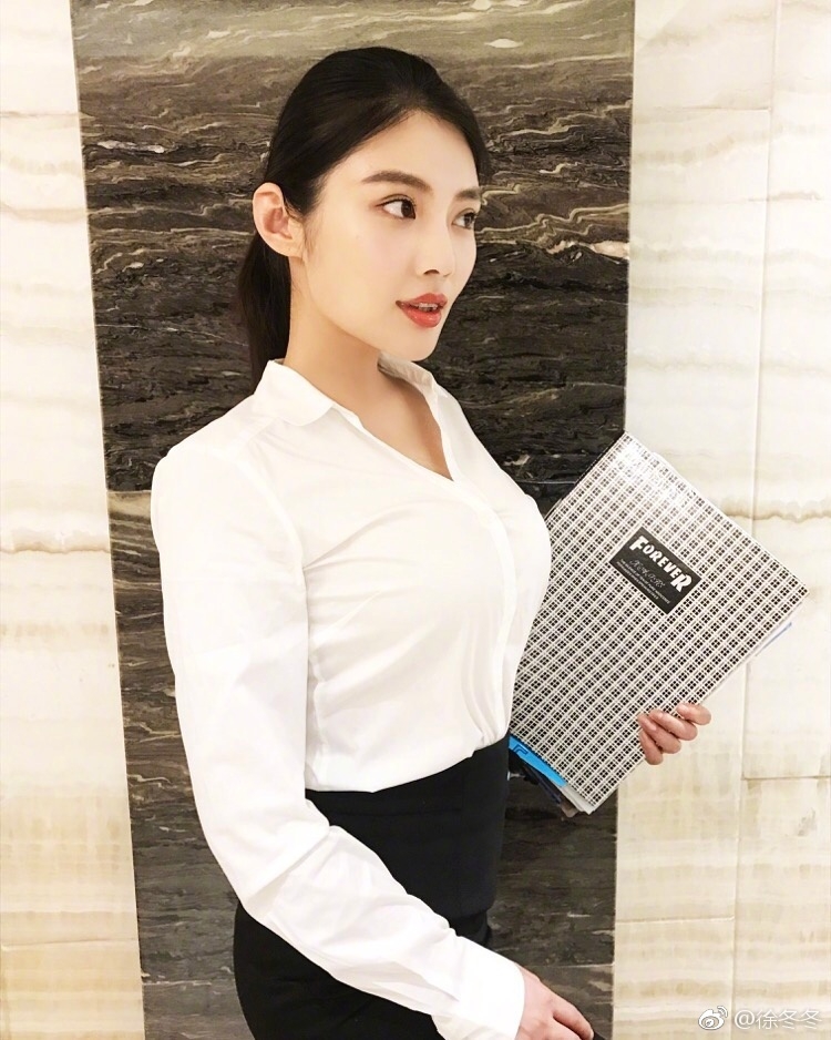 大嫂徐冬冬晒白色紧身衣美照 秀傲人上围