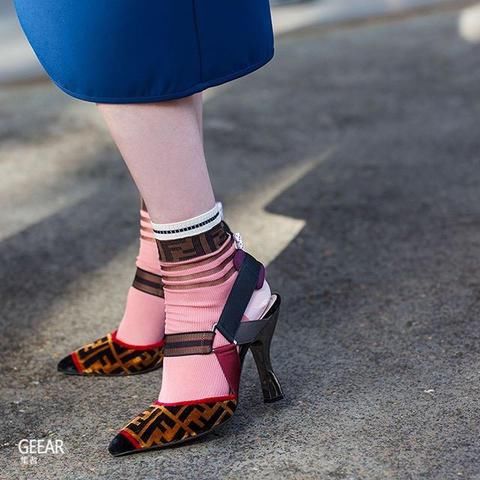 时尚女生短袜穿搭灵感:一双高跟鞋也能靠不同