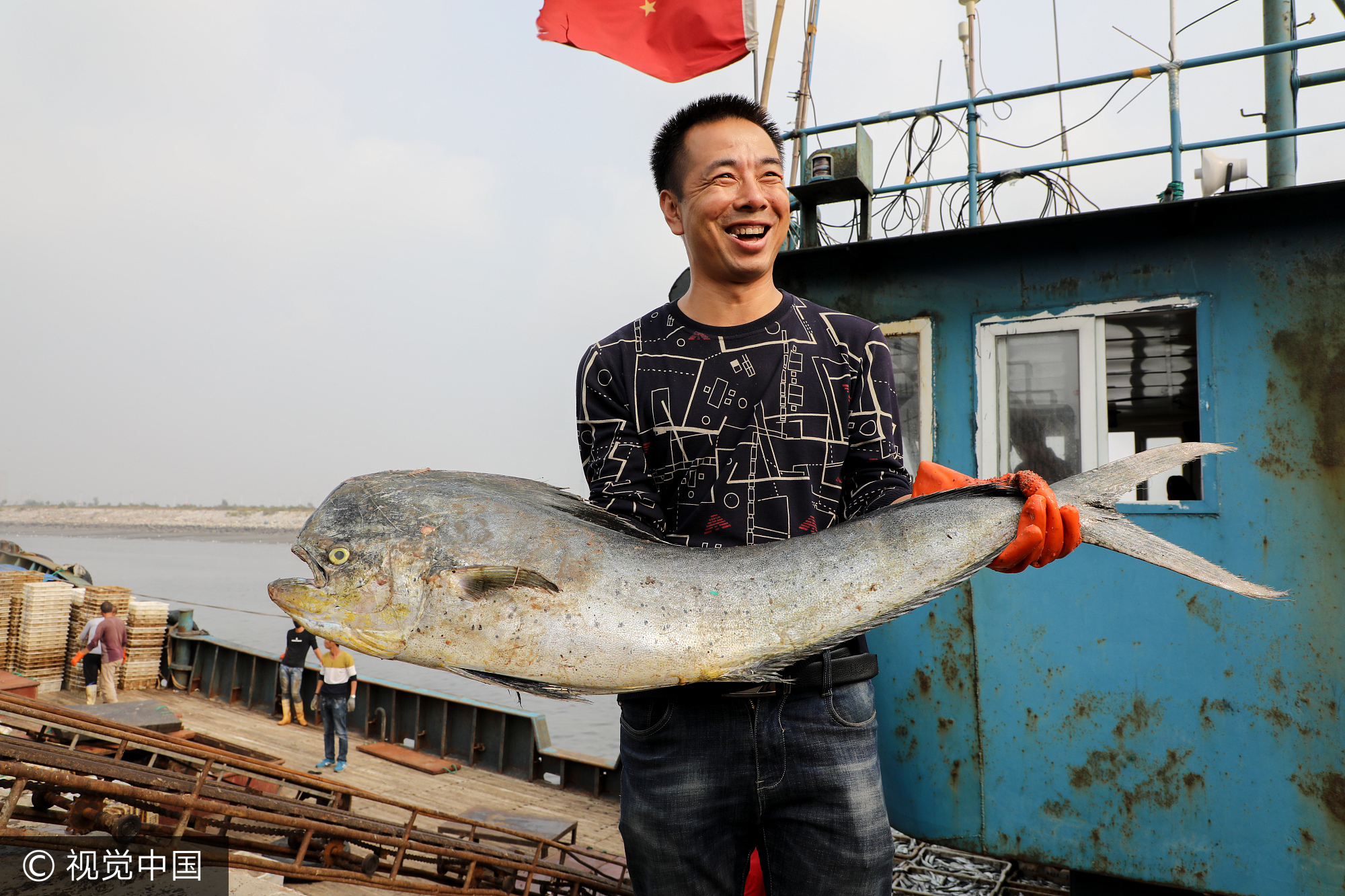 辽宁丹东：渔民喜获1米长“鬼头刀”大鱼