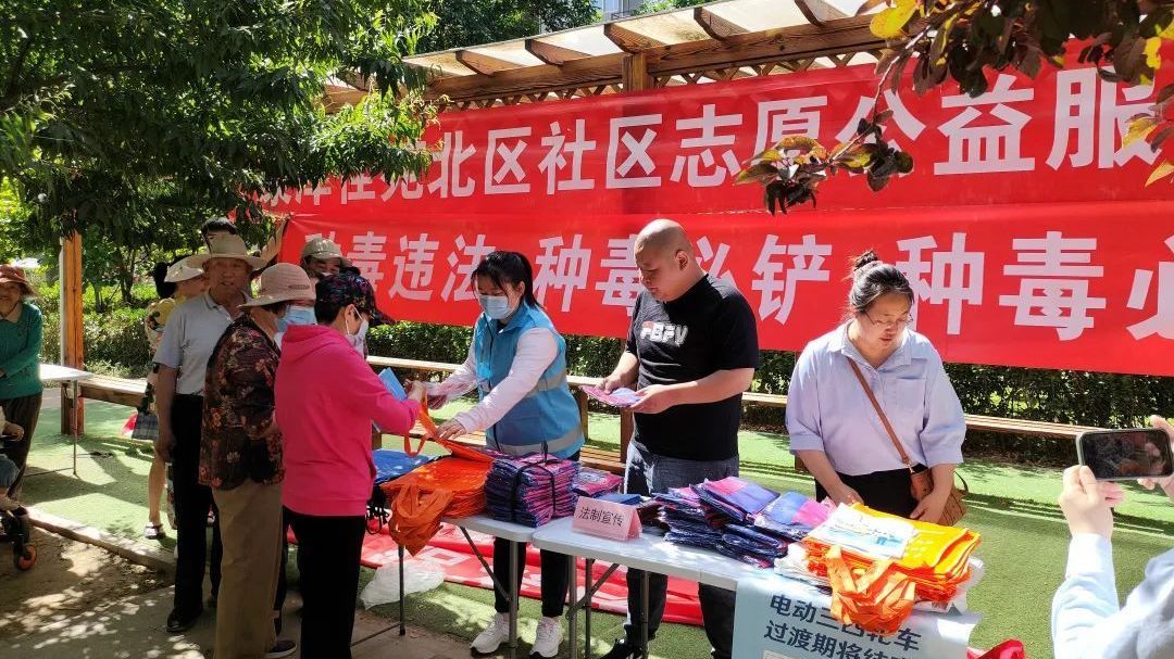 长阳镇开展“入户走访敲门行 禁毒宣传进万家”宣传活动