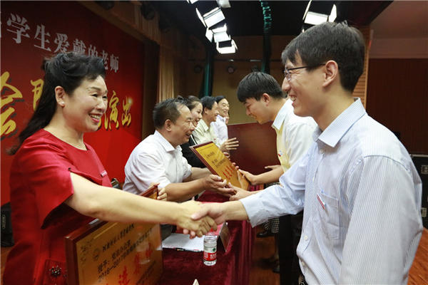 河南师范大学新联学院以表彰的形式向