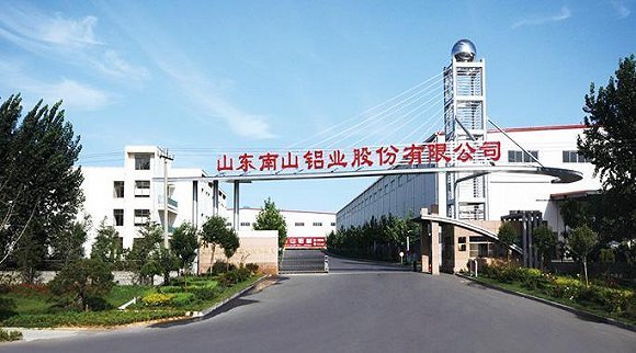 68万元,近两年的情况不详;山东沈泉庄村,因为旗下上市公司江泉实业