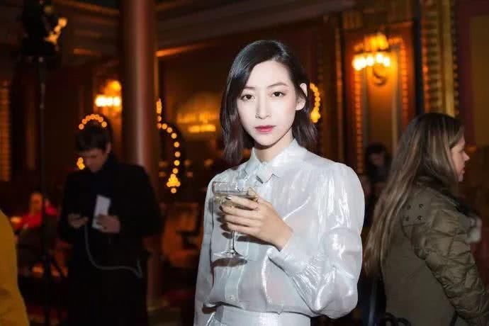 女神温雅银色衬衣长裙搭配修身燕尾服外套,优