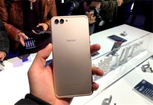 华为新机发布会现场,荣耀V10真机上手感受,价