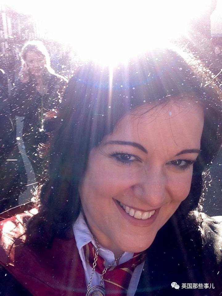 哈利波特拯救了她的人生,从此,她让自己活在了哈利的世界里… 哈利波特拯救了她的人生,从此,她让自己活在了哈利的世界里…