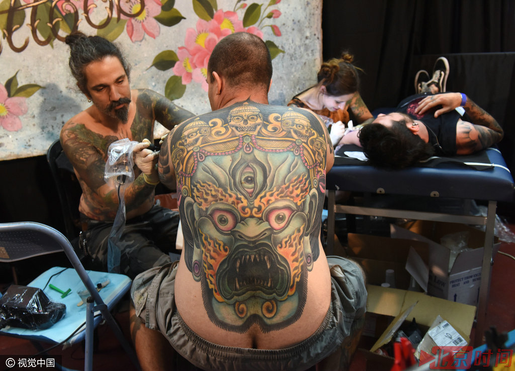 在身体上刺绣各种花纹，以视吉祥、崇拜。