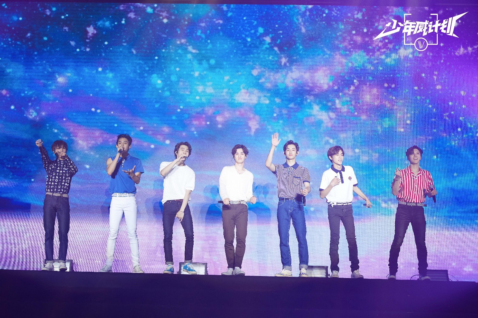 威神V的完美演出点缀了《少年威计划》最后一集 绿海应援蔚为壮观(图2) 威神V的完美演出点缀了《少年威计划》最后一集 绿海应援蔚为壮观(图2)