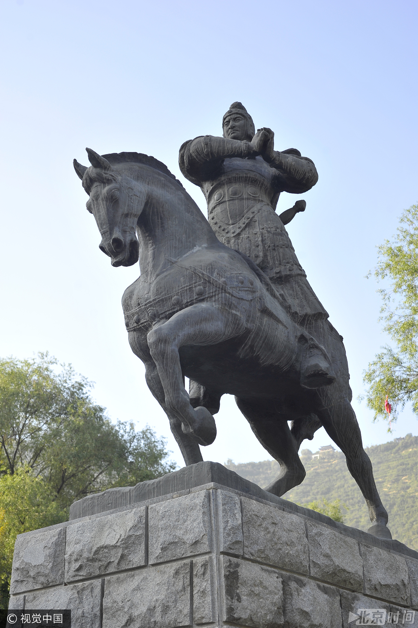 兰州每天千人摸霍去病雕像 只为"祛病"