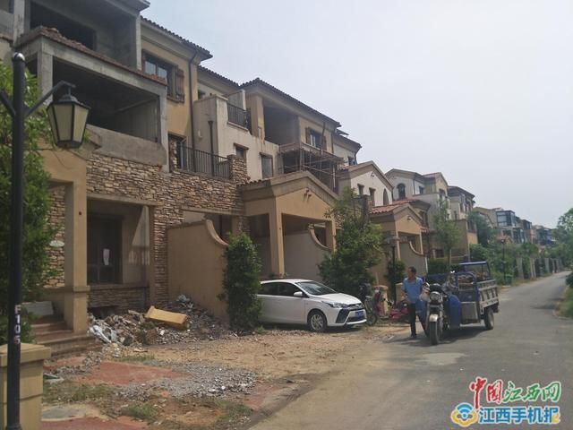 南昌保利高尔夫小区有人填湖、圈地盖违建