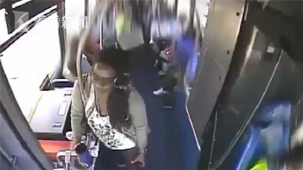 “通过我们取回的视频证据，这名女子被拍到在车厢后部往杯子里尿尿。”

目前警方还未确定这名女子的身份。