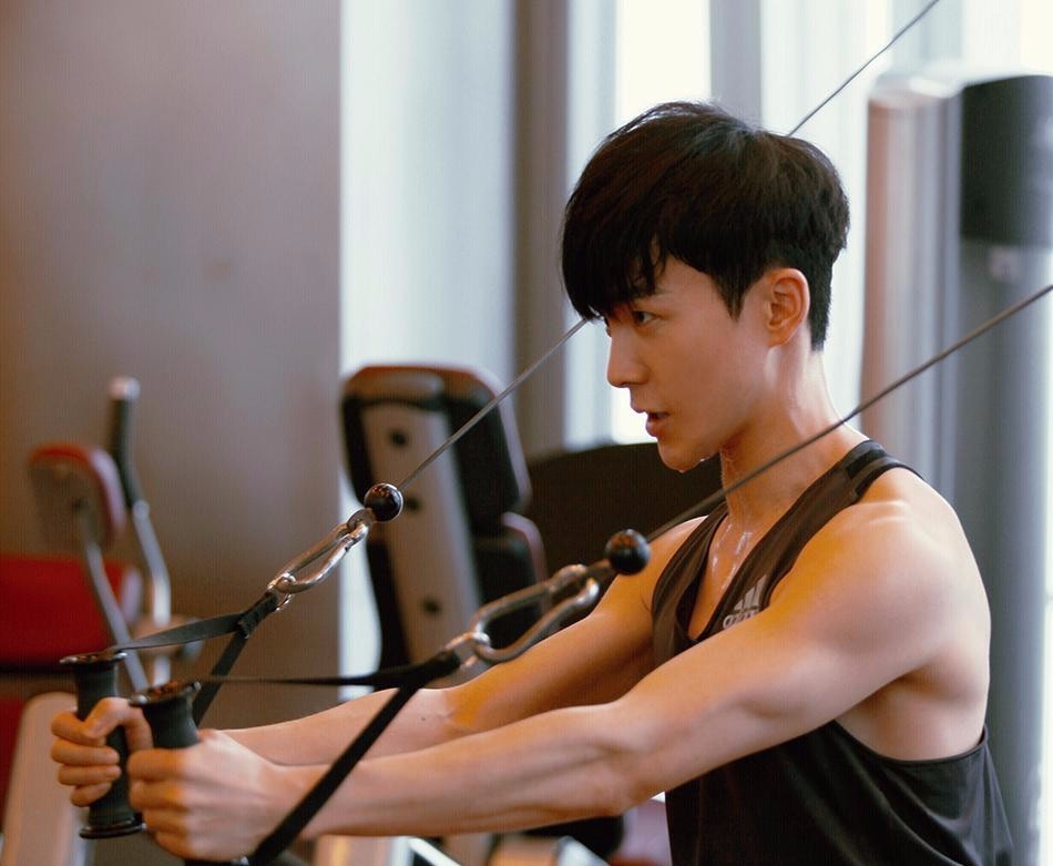 娇小沈凌健身房变猛男 大方露肉秀出好身材