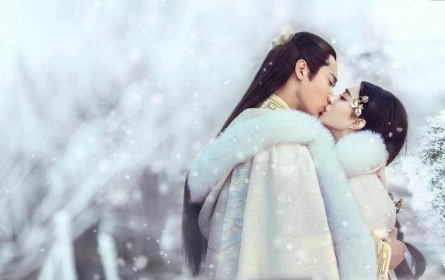 杨幂阮经天拍摄现场谈心拥抱,《扶摇皇后》这