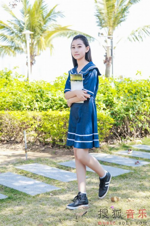 毕业季到了 00后歌手杨烁学生装写真美翻了