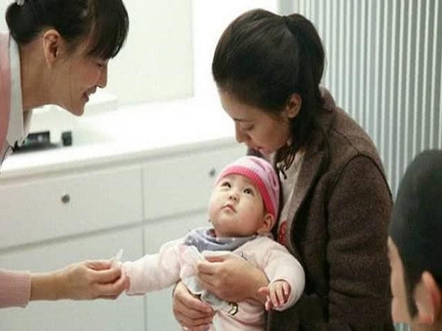 2岁宝宝打完预防针突然发烧丧命,医生知道原