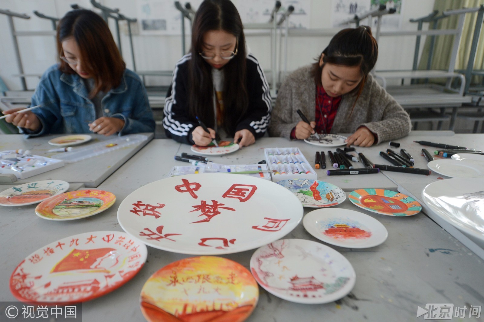 江苏扬州:大学生手绘瓷盘画 同心共筑中国梦 江苏扬州:大学生手绘瓷盘画 同心共筑中国梦
