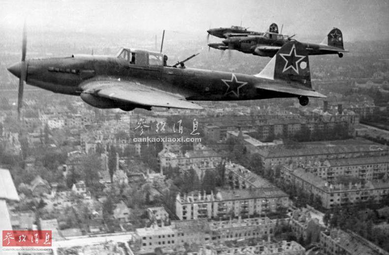 图为1945年5月，在纳粹德国首都柏林上空飞行的苏军伊尔-2编队。