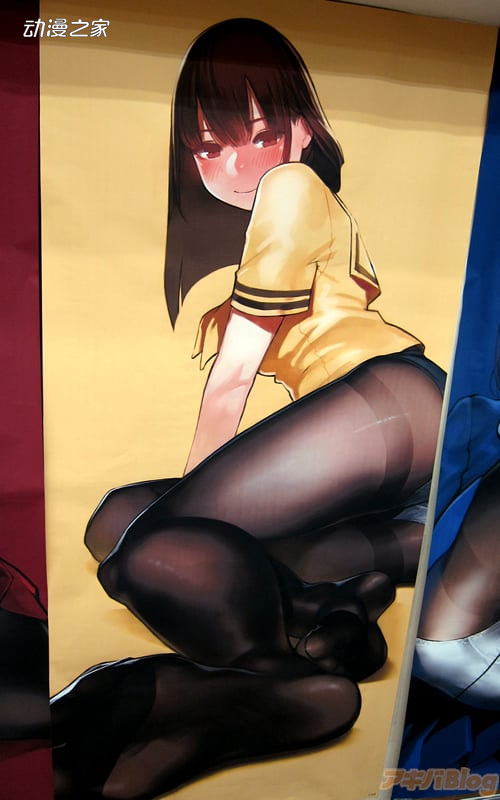 享受各种黑丝!漫画家yomu开个人画展