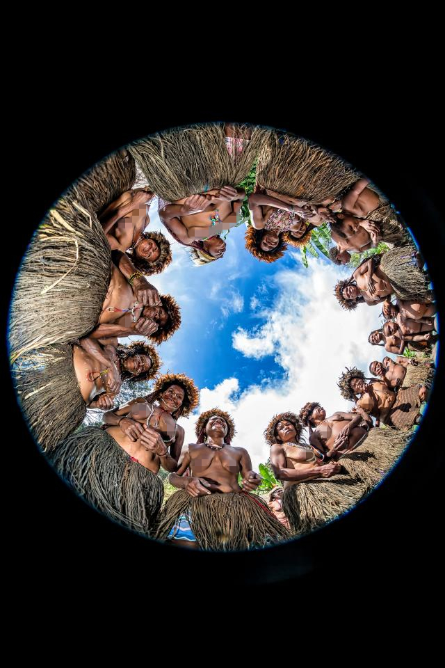 探访印尼原始部落:女性为去世亲人切掉自己手指