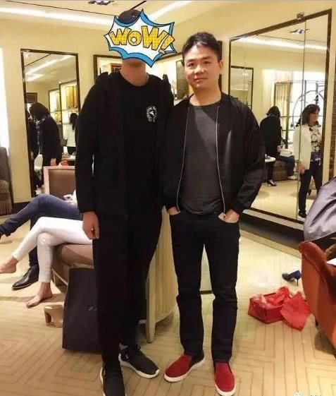 章泽天穿紧身牛仔裤现身,可大家都说她和刘强