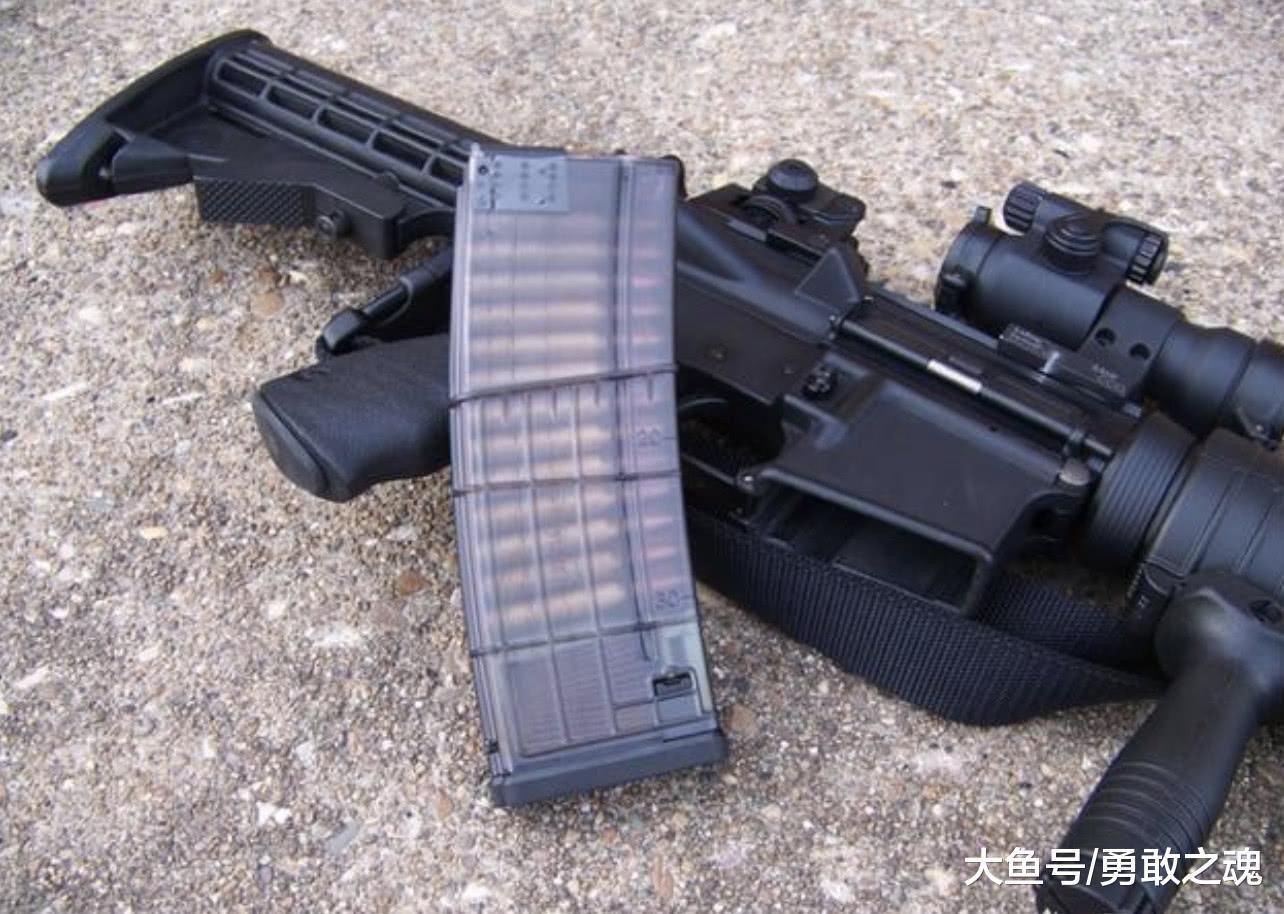 战场上士兵如何判断弹夹里还剩多少发子弹?