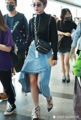 孟美岐太敢穿,高跟鞋套个塑料膜就出来了!网友