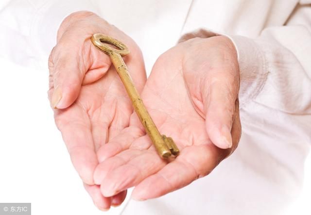 老人打算生前将房产过户给子女,不止赠与1种方