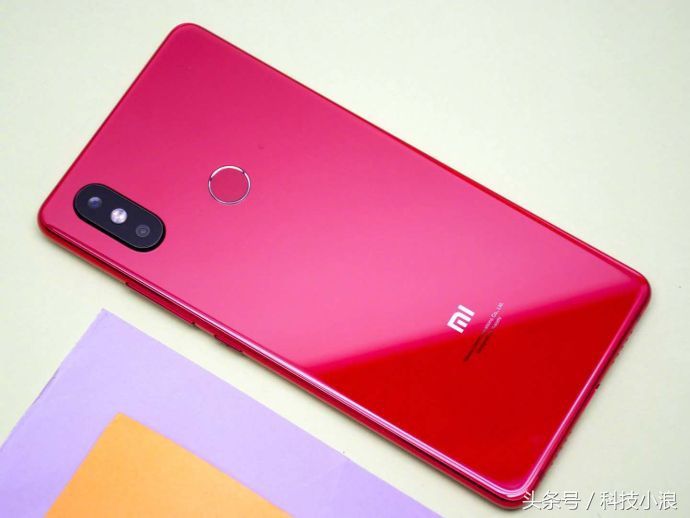 一组红色小米8SE 外观图分享给大家,转