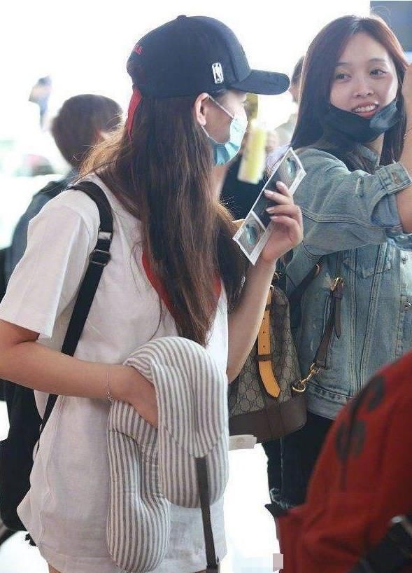 创造101吴宣仪机场素颜眼皮重疑似睡眠不足,网