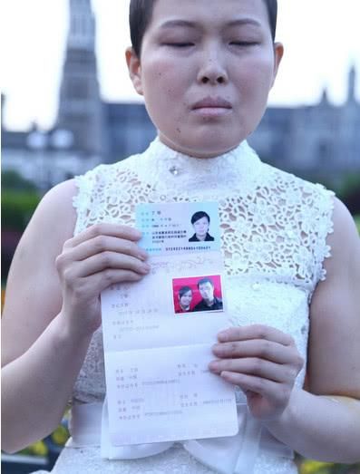 绝症妻子剃光头街上通缉丈夫,妻子:他拿了我的救命钱