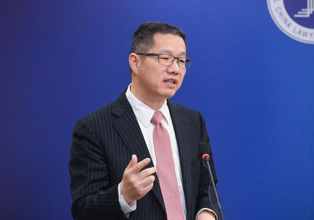 律师协会会长沈田丰向媒体详细介绍了杭州律师参与调解试点工作的情况