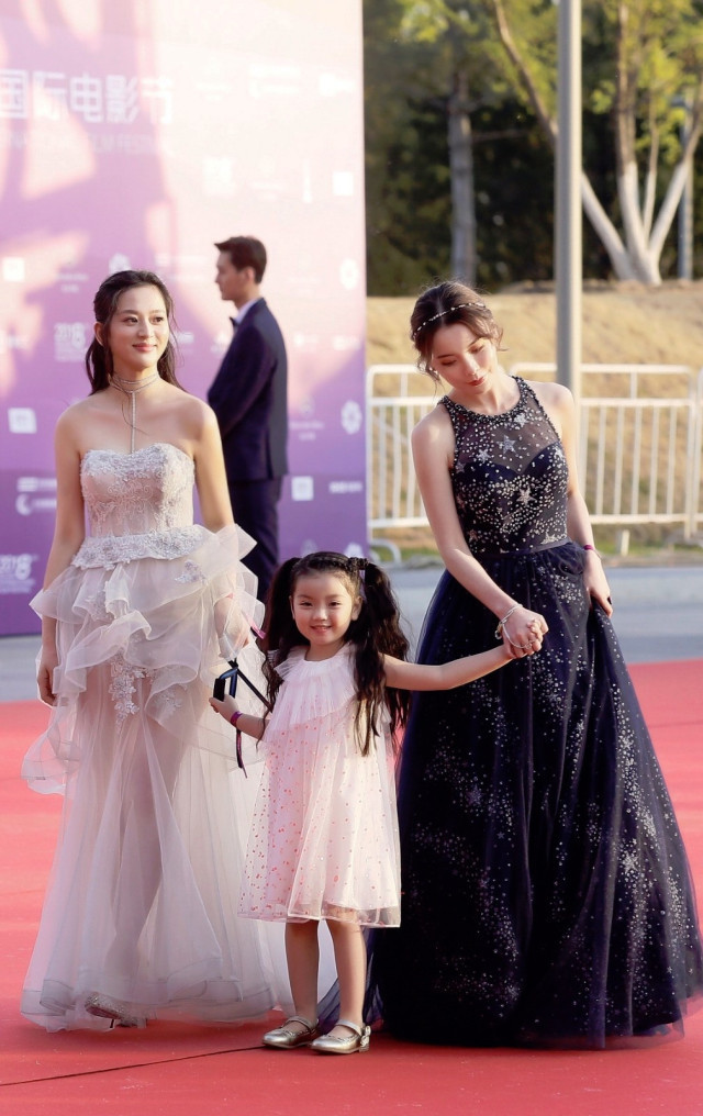 5岁阿拉蕾登上戛纳红毯,穿白裙小大人样,一提