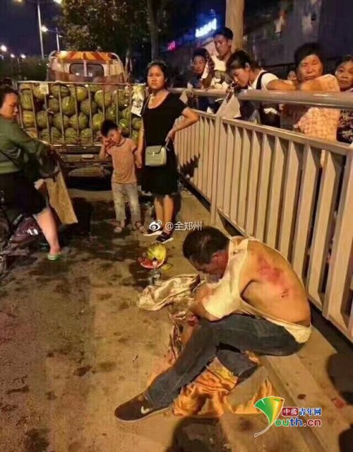 郑州围观群众怒砸城管执法车 官方回应:已及时处置,现场未发生伤亡 郑州围观群众怒砸城管执法车 官方回应:已及时处置,现场未发生伤亡