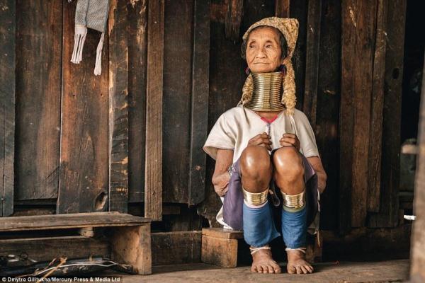 据《每日邮报》，在缅甸东部的克耶邦（Kayah），生活着一个独特的民族——克扬族（Kayan）。族中的妇女以长颈为美，脖子上戴着许多铜圈，有的重达10公斤。她们也因此被称作“长颈鹿女人”。