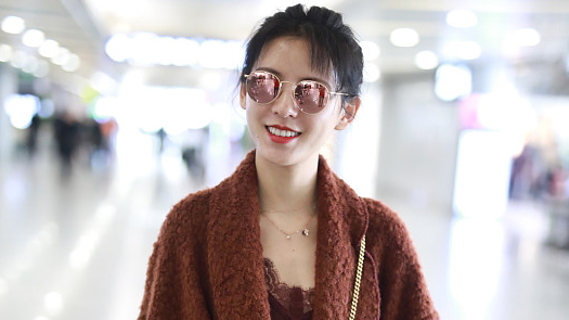 张予曦“浴袍”造型尽显优雅 面露甜笑又少女感十足超可爱
