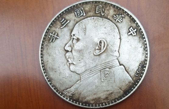 浙江温州工厂倒闭,老板拿出袁大头顶工资。