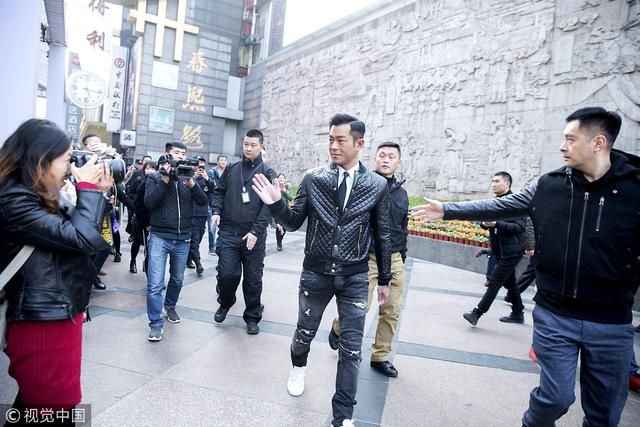 古天乐皮夹克出行粉丝围堵,冬天穿破洞牛仔裤