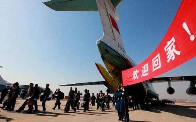 中国三次撤侨,一次比一次霸气,军舰打出标语,无