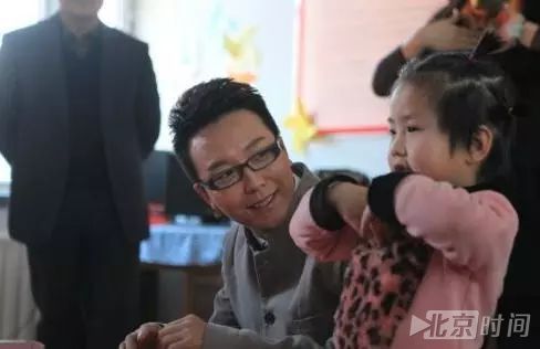 39岁李玉刚女装现身时装周,老外疯狂尖叫,美的让女人都嫉妒! 39岁李玉刚女装现身时装周,老外疯狂尖叫,美的让女人都嫉妒!