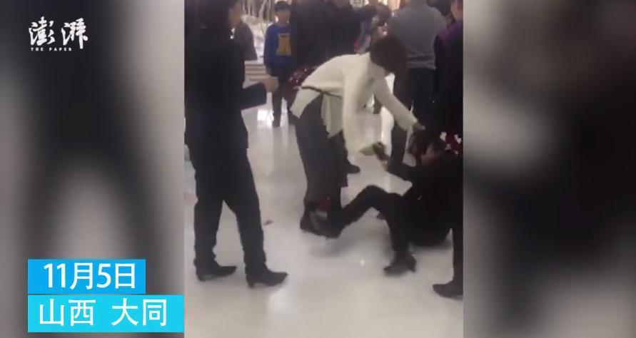 万达女导购掌掴怀孕顾客 遭猛踹拽发拖行 万达女导购掌掴怀孕顾客 遭猛踹拽发拖行