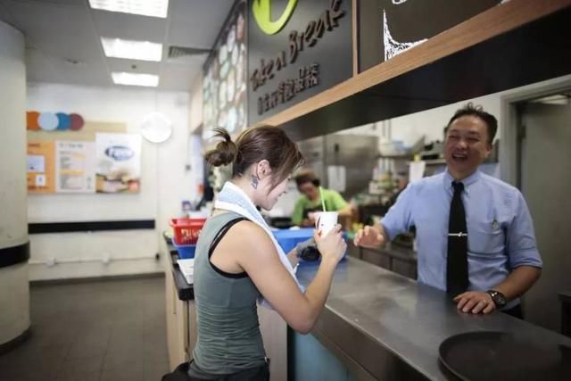 港版劳拉朱芊佩香港最美女搬运工背后的故事