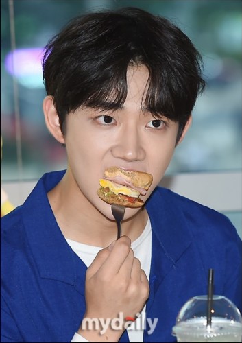 组图:《101》安炯燮李义雄录节目 边吃边聊笑开怀