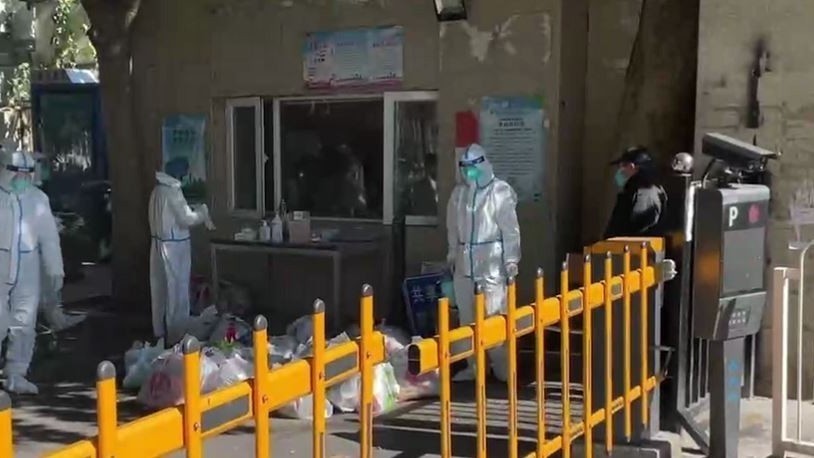 记者探访！北京丰台一小区现核酸阳性人员   已封控管理开展核酸采样