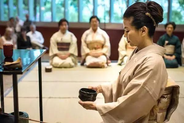 中国游客因吃相难看被驱离餐厅,背后真相到底