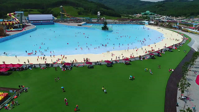 亚布力旅游区迎来"六园"时代雪山水世界首日迎客5000人