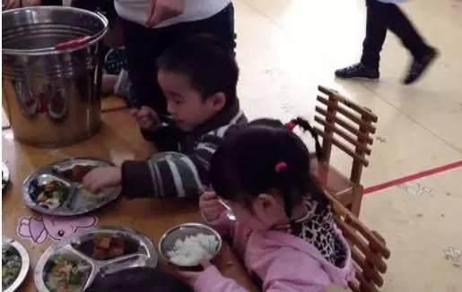 小女孩不会咀嚼食物,入幼儿园第一天看着午餐